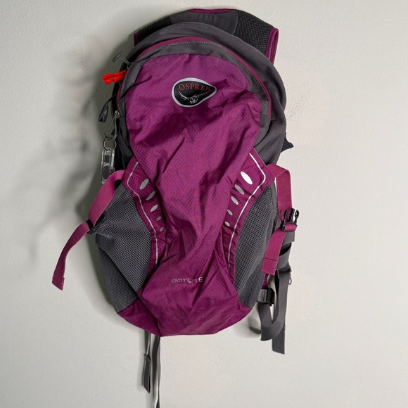 Osprey Unisex Daylite Backpack Purple Gray Hiking Travel School Carry On Bag - Picture 2 of 5